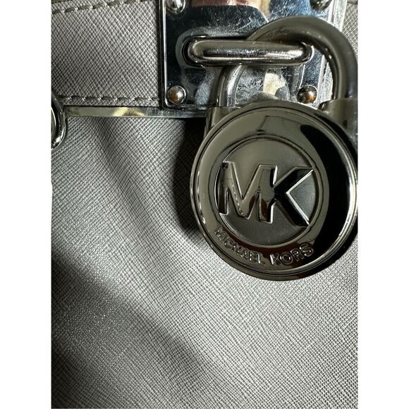 MICHAEL KORS HAMILTON LARGE PEARL GRAY LEATHER SILVER LOCK NS TOTE BAG SEE NOTES - Picture 4 of 15